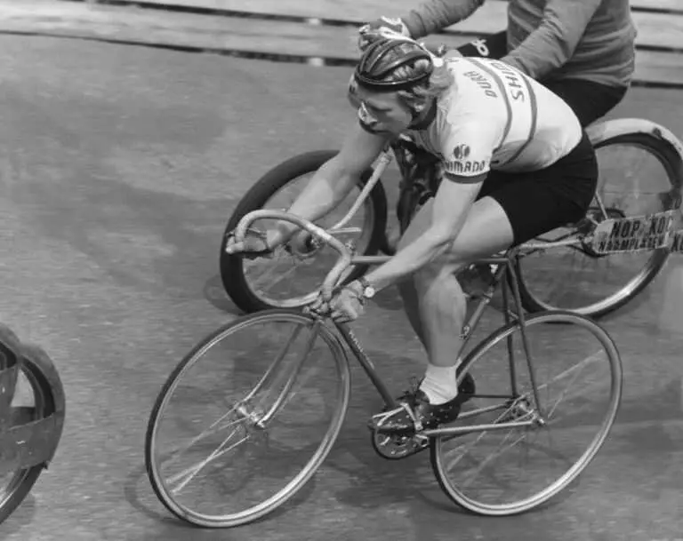 De la casquette-saucisse au casque de vélo pliable : La grande histoire du casque de vélo

