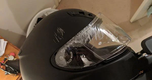Comment enlever les rayures sur la visière de votre casque moto ? Astuces faciles !