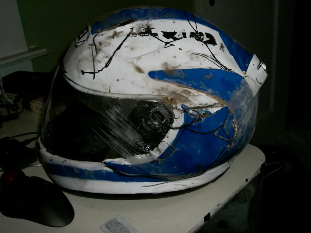 Dommages visibles sur un casque moto